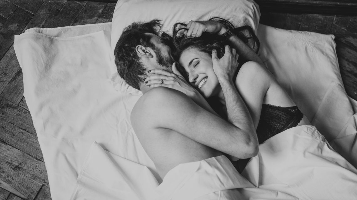 Домашний секс с шаловливой женой в постели с бокового ракурса записывает любительская камера