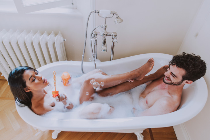 Милфа и бородатый приятель вместе приняли ванну и занялись сексом