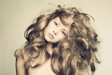 Три волосины: 5 ошибок, которые крадут объем у твоих волос 