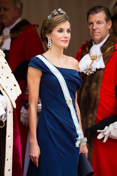 Образ дня: Королева Испании Летиция покорила Лондон элегантным нарядом