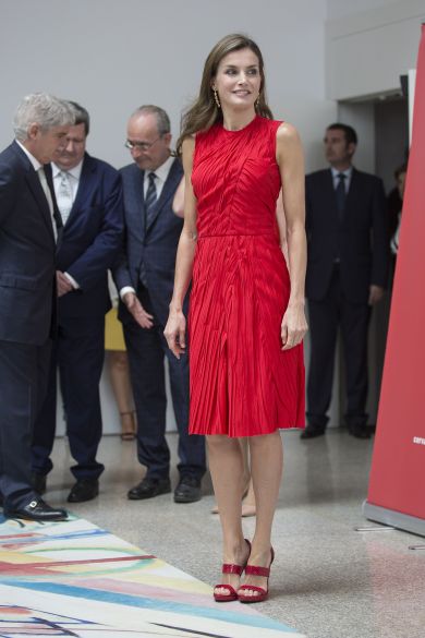 Образ дня: королева Летиция элегантном красном платье в Малаге