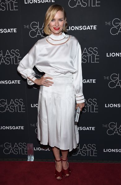 Образ дня: Наоми Уоттс вышла в свет в белом шелковом костюме от Fendi