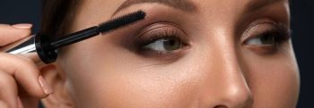 Скорая помощь: топ-7 лайфхаков макияжа, которые замаскируют следы недосыпа