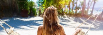 Снимаем шляпу: правила ухода за окрашенными волосами летом