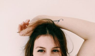 Девушка с татуировкой на руке