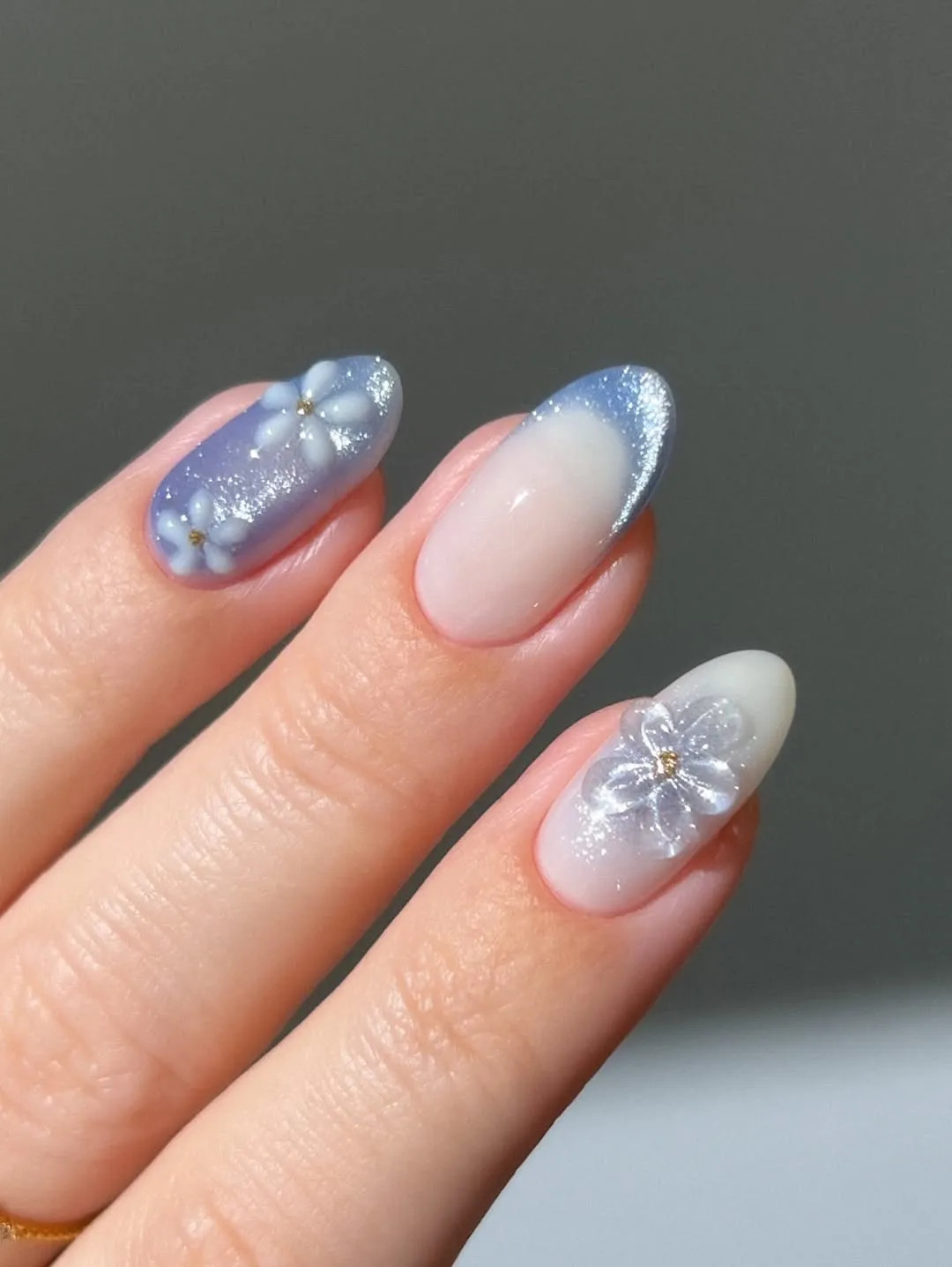 Манікюр «синій оксамит» із квітами