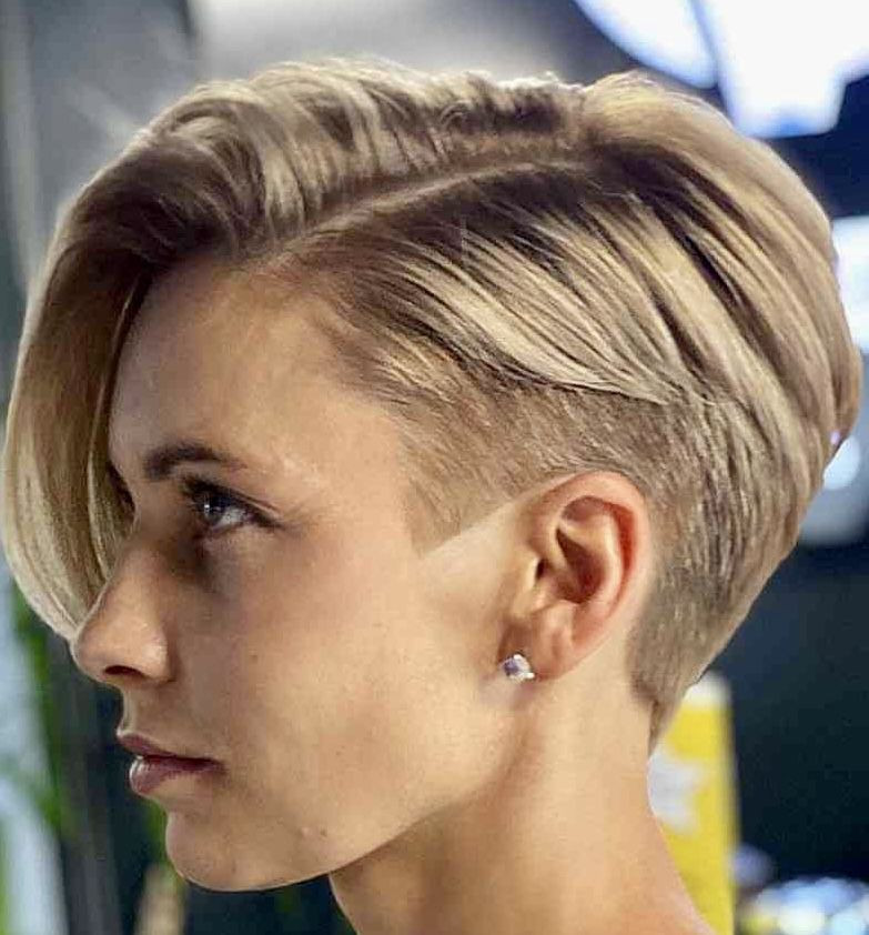 Біксі з виголеною потилицею