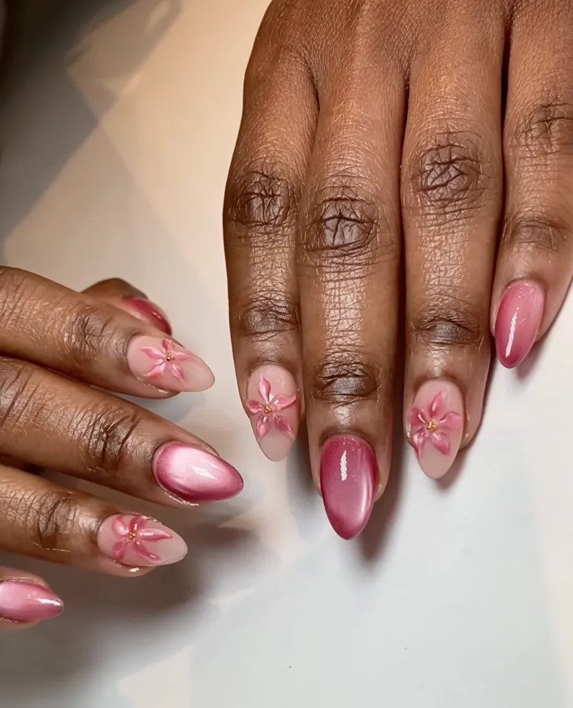 Манікюр із фіолетовими квітами та ефектом «котяче око»