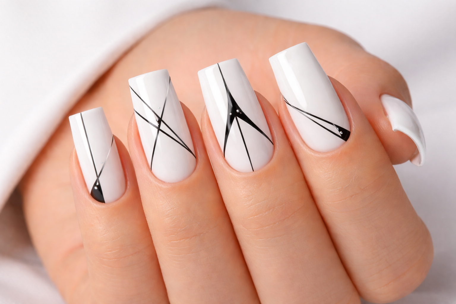 Архітектурний манікюр на квадратних нігтях – білий фон і чорні лінії
