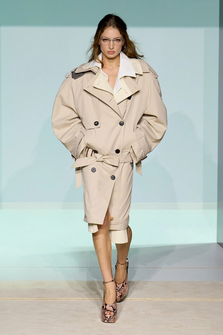 Тренч coat SS26 runway Prabal Gurung — drop waist силует