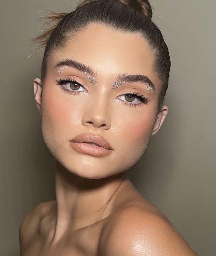 Стрази та декор – модний макіяж 2026