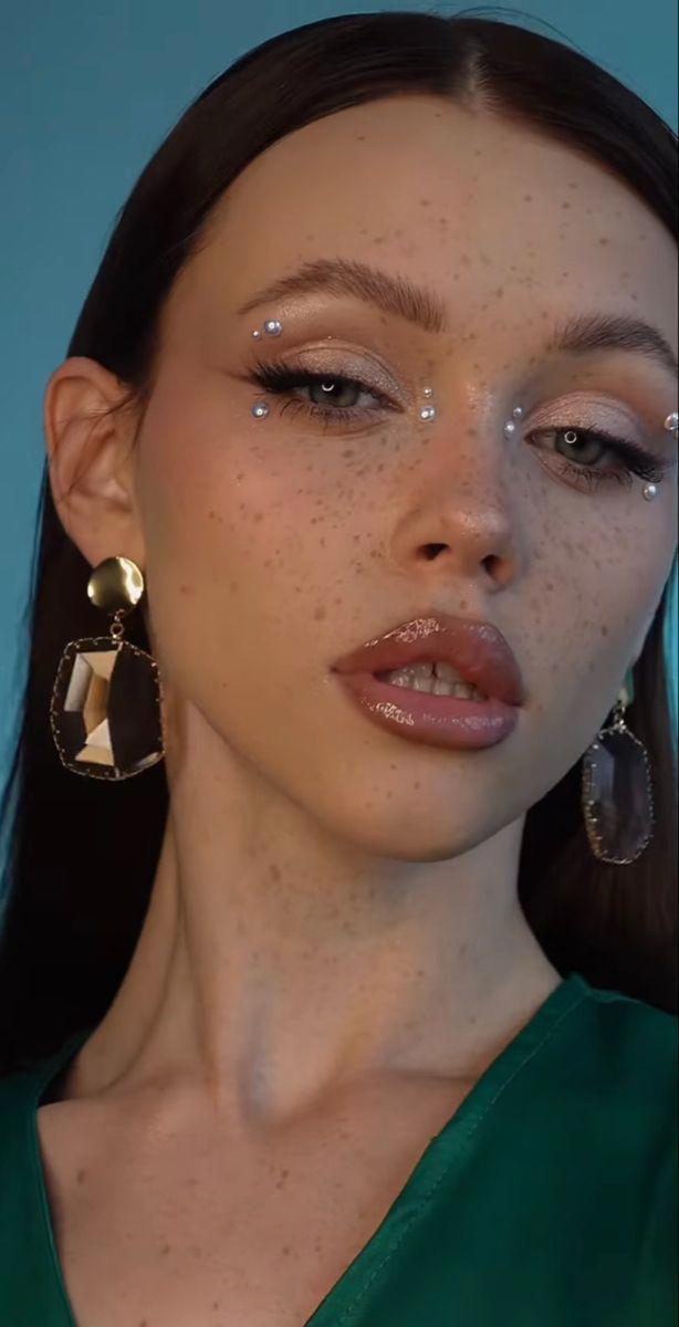 Стрази та декор – модний макіяж 2026