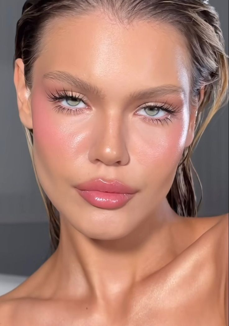 Рум'яна – головний тренд макіяжу 2026