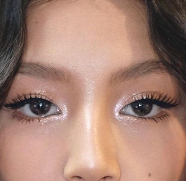 М’який варіант Glitchy Glam — глітер у куточку ока для початківців