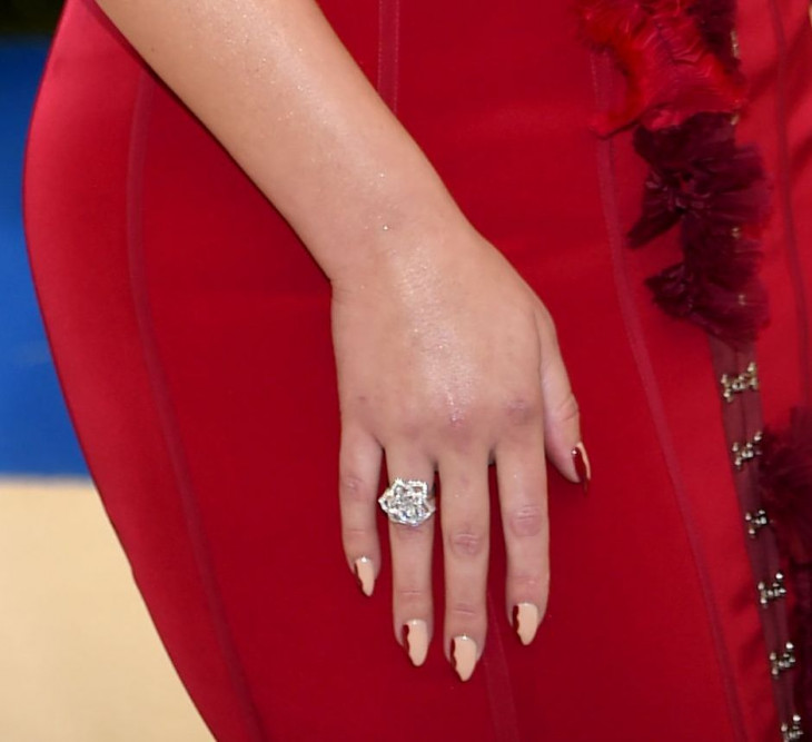 Какой цвет ногтей под красное платье