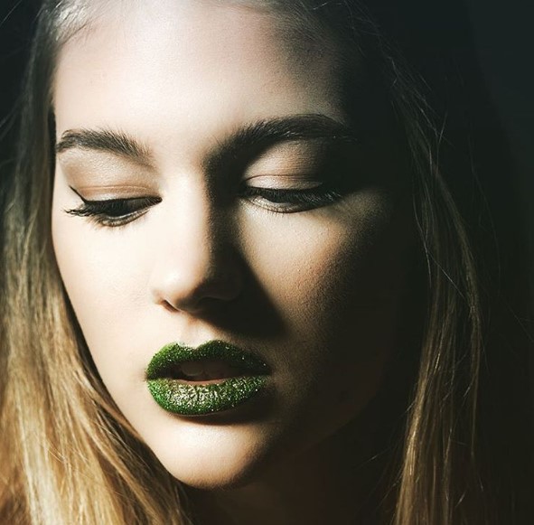 Зеленая помада стала новым трендом в макияже губ