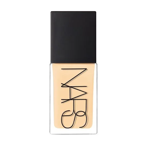 Тональний крем NARS Light Reflecting на руці з натуральним фінішем