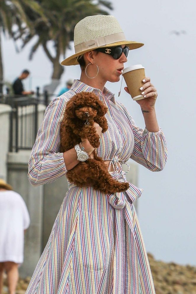 Образ дня: Кэти Перри в очках Chanel и платье -миди на пляже в Санта-Барбаре