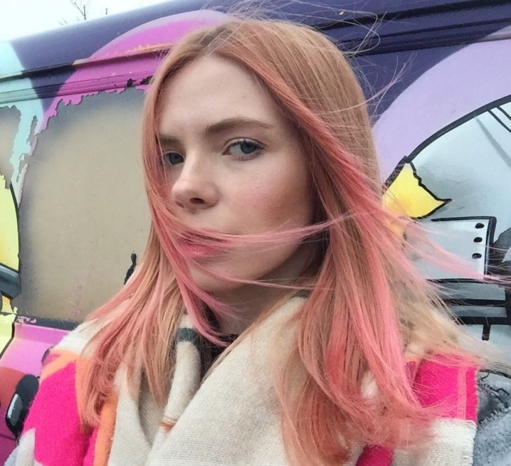Вера Брежнева розовые волосы фото