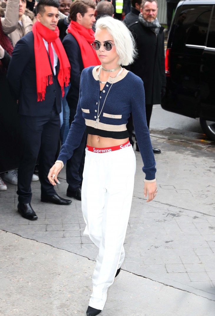 Образ дня: Кара Делевинь с новой прической в Chanel на показе в Париже