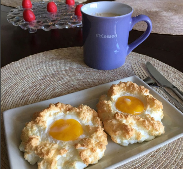 Завтрак в тренде яйца-облака