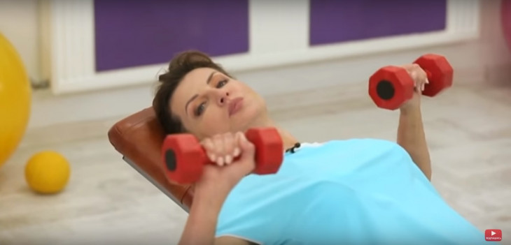Марина Порошенко упражнения с гантелями