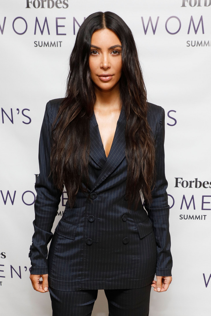 Ким Кардашьян в винтажном костюме в полоску Jean Paul Gaultier на саммите Forbes