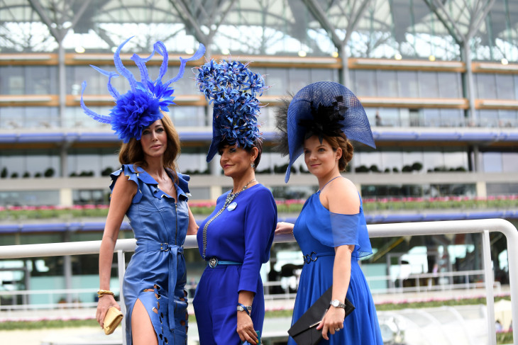 Девушки в синих шляпках на скачках Royal Ascot 2017