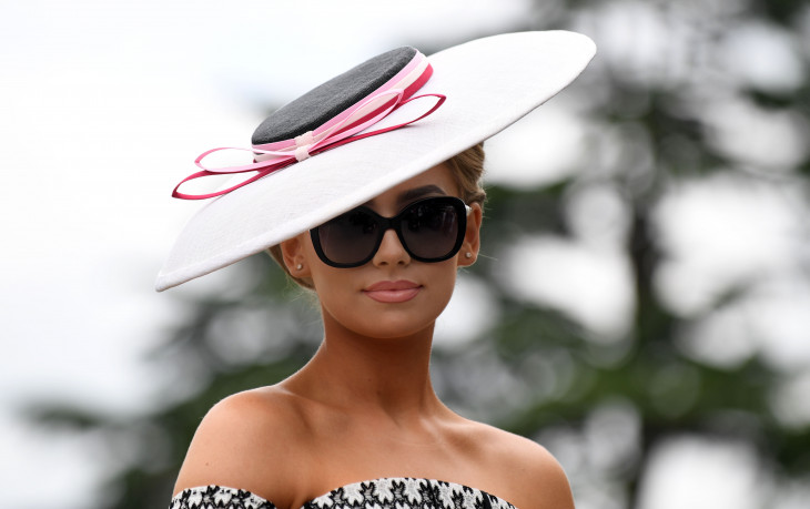 Девушка в элегантной шляпке на Royal Ascot 2017