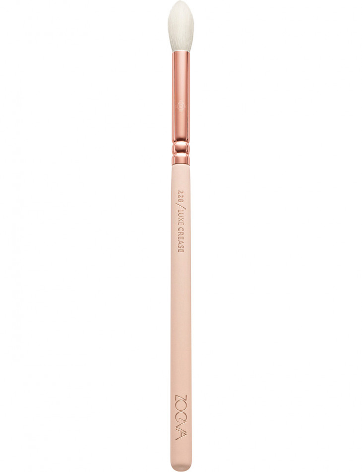 Rose Golden 228 Luxe Crease Brush от ZOEVA