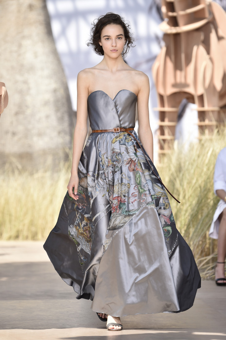 кутюрная коллекция Christian Dior серое платье
