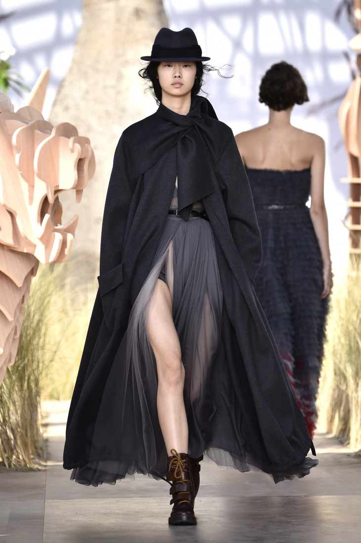 Неделя моды в Париже Christian Dior черный цвет