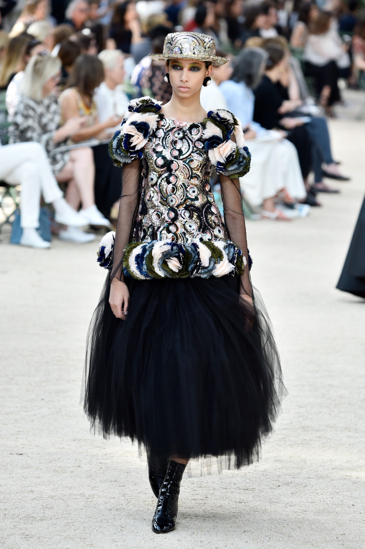 Показ Chanel Couture в Париже платье