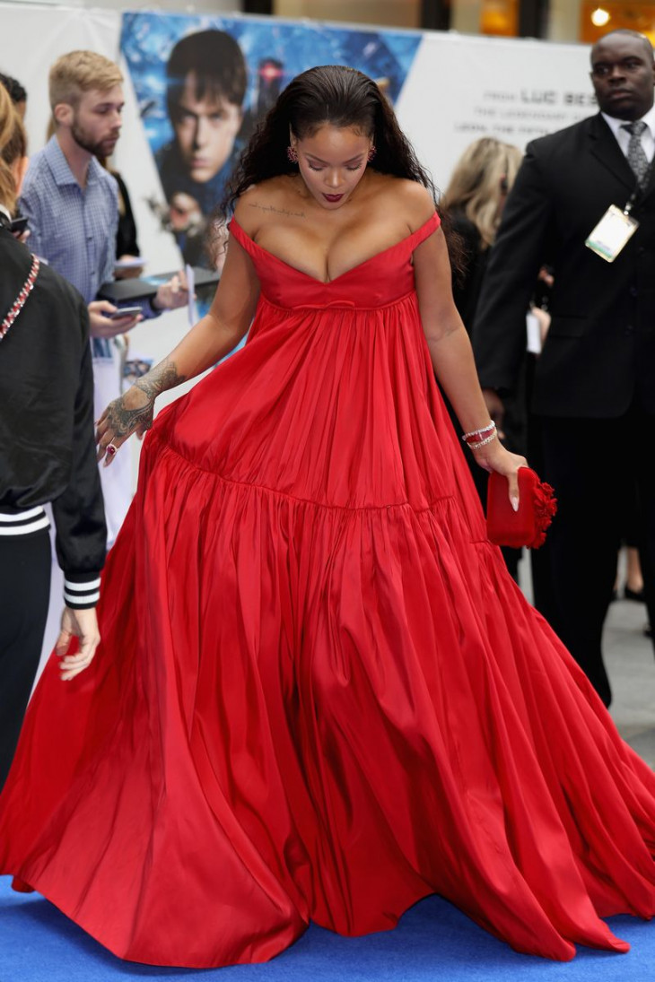 Рианна в красном платье на премьере валериан и город тысячи планет