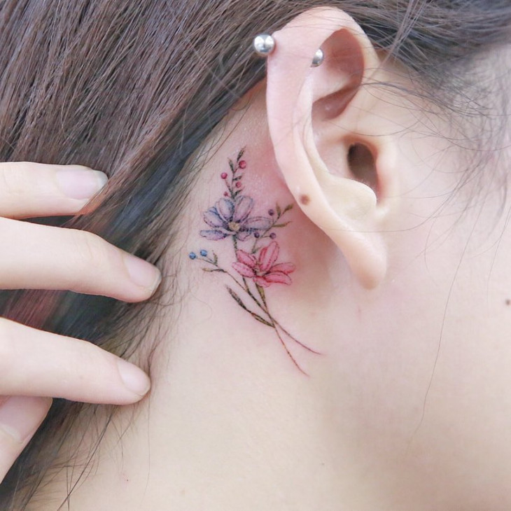 цветочная татуировка за ухом