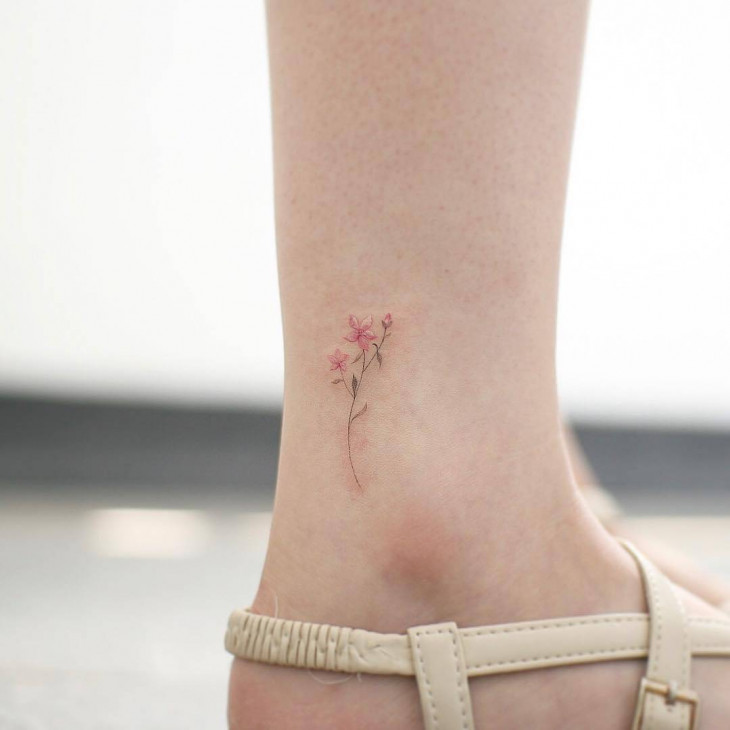 Маленькая татуировка на ноге