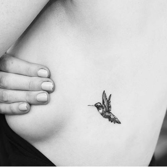 Миниатюрная татуировка в виде колибри