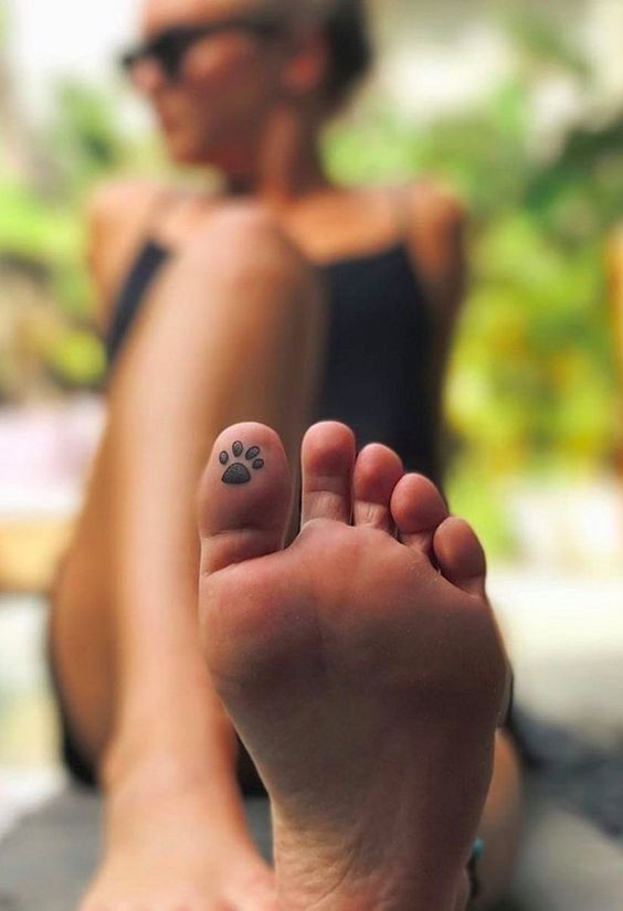 Милая татуировка на пальце ноги