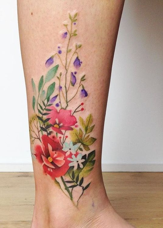 Красочная татуировка на ноге