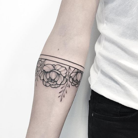 Черно-белая флористическая татуировка