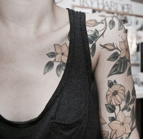 Большая цветочная тату на плече и руке
