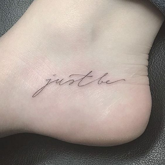 Татуировка-надпись на ступне