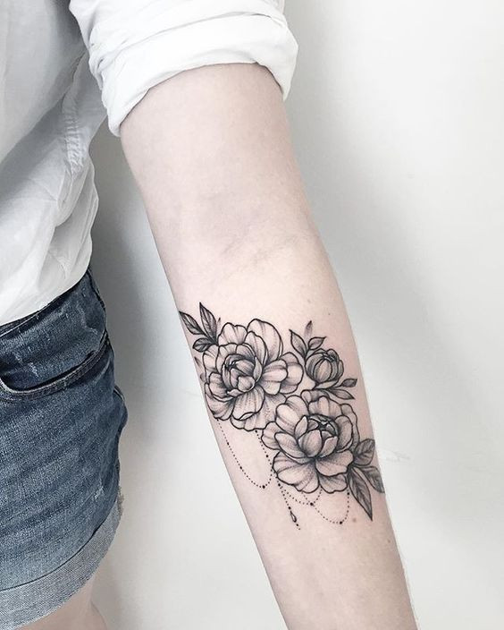 Аккуратная цветочная татуировка 
