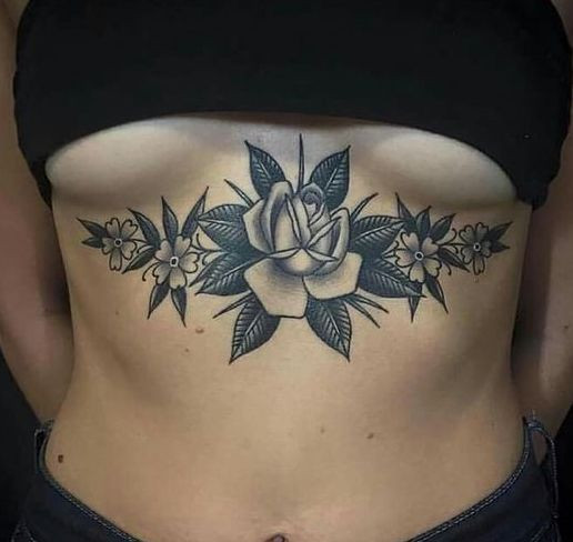 Смелая татуировка в черном цвете