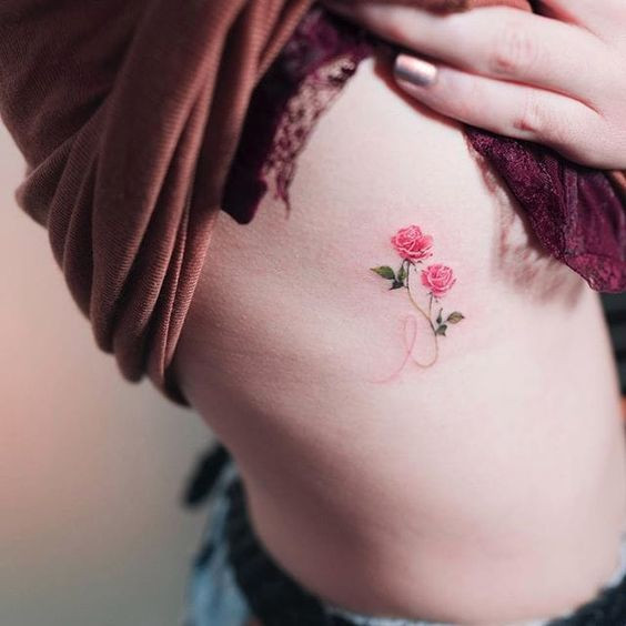 Красочная татуировка в виде цветка