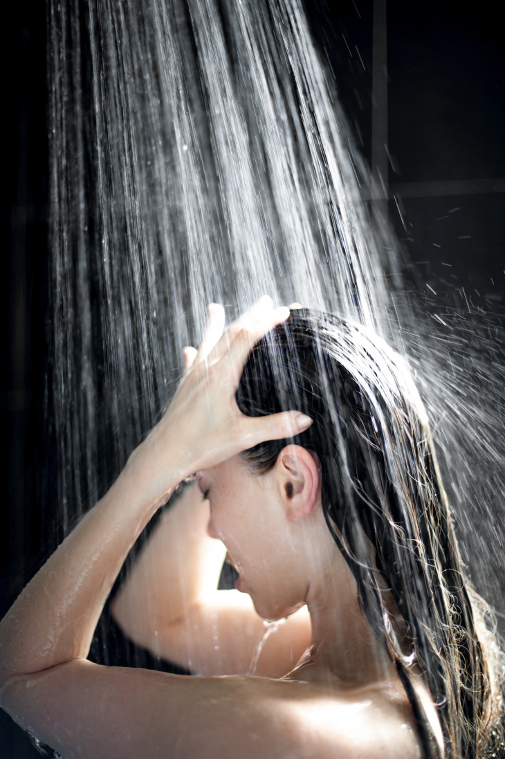 Хочу в душе женщину. Девушка в душе фотосессия. Девочка под душем. Брюнетка с мокрыми волосами. Фотосессия с мокрыми волосами.