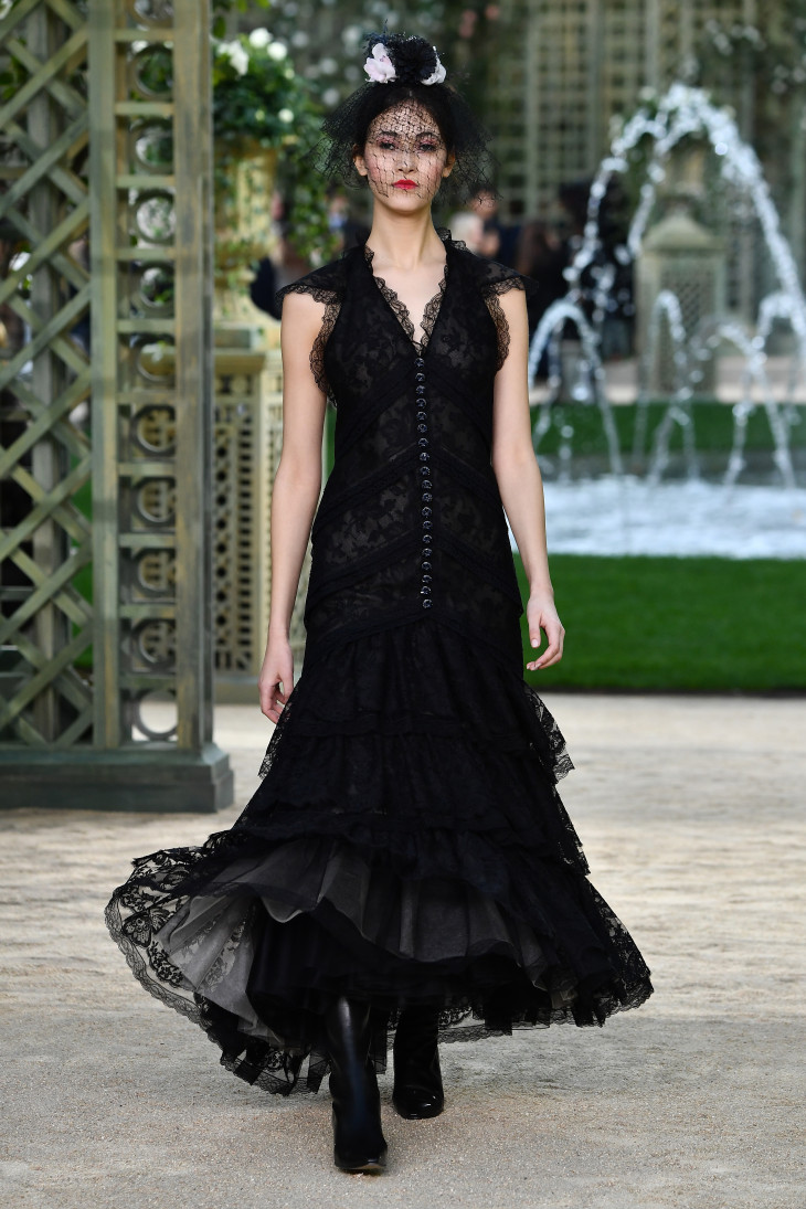 Эффектное черное платье Chanel 