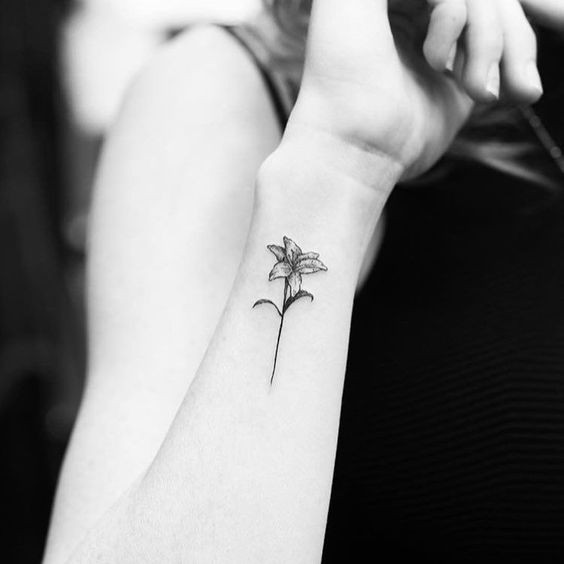 Маленькая татуировка лилия