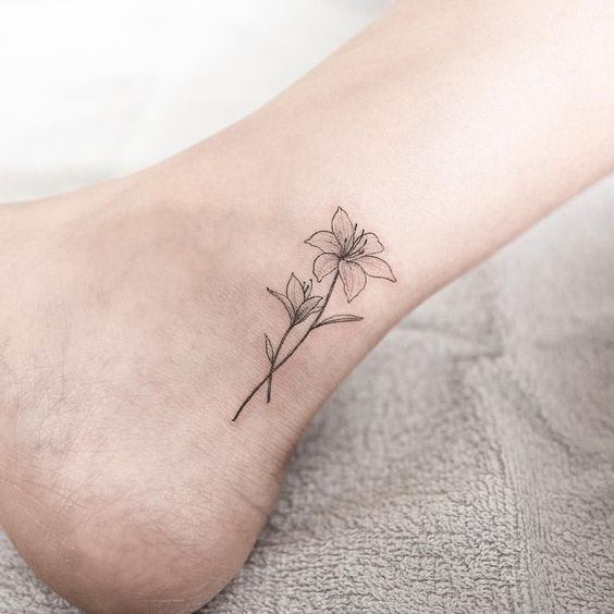Рисунок лилия на ноге