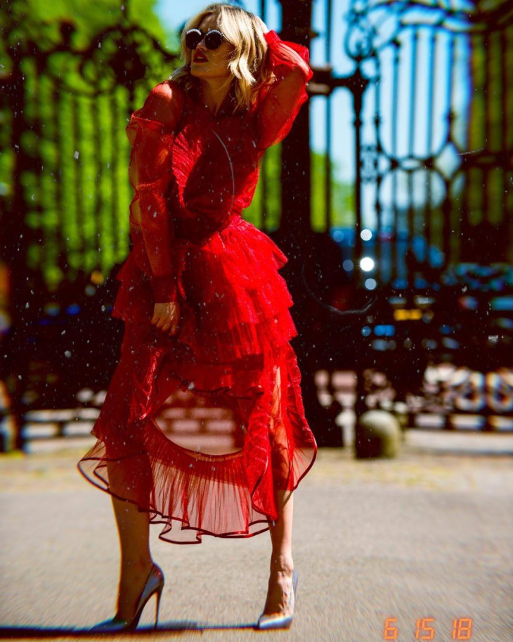 Эшли Робертс в платье украинского дизайнера Nadya Dzyak 